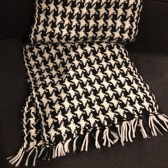 Talbots NWT black and white knit scarf with stylish design. From Talbots outlet - Picture 1 of 7